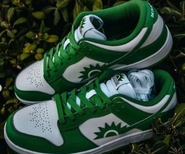 Αθλητικά παπούτσια με τον πράσινο ήλιο